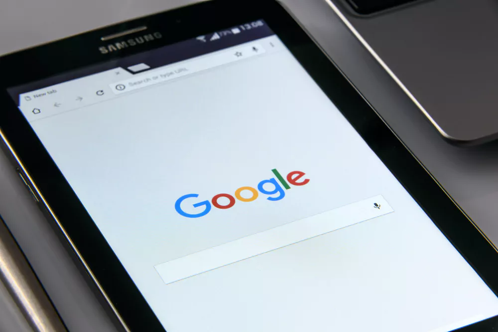 Tablet met de Google open op het scherm